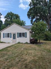 901 S Winding Drive, Waterford Twp, MI 48328