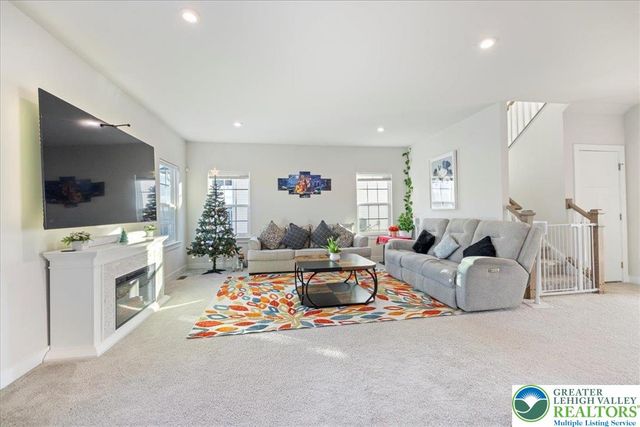 1064 Woodmont Lane, North Catasauqua Bor, PA 18032