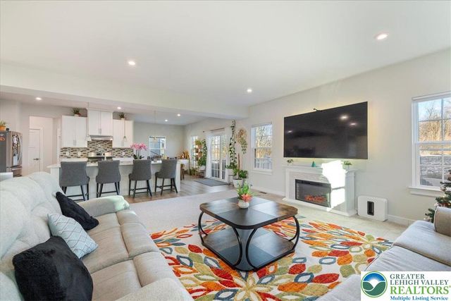 1064 Woodmont Lane, North Catasauqua Bor, PA 18032