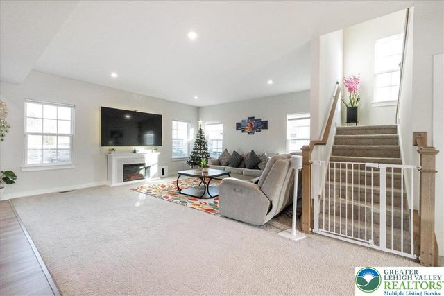 1064 Woodmont Lane, North Catasauqua Bor, PA 18032