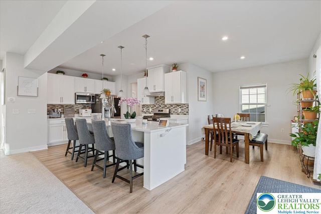 1064 Woodmont Lane, North Catasauqua Bor, PA 18032