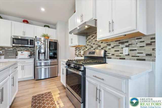 1064 Woodmont Lane, North Catasauqua Bor, PA 18032