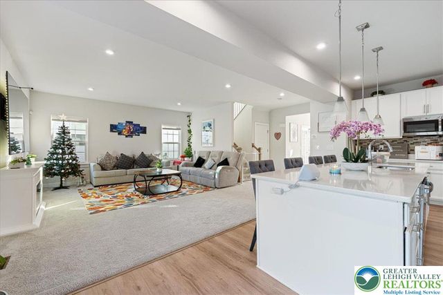 1064 Woodmont Lane, North Catasauqua Bor, PA 18032