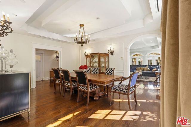 900 Chantilly Road, Los Angeles, CA 90077