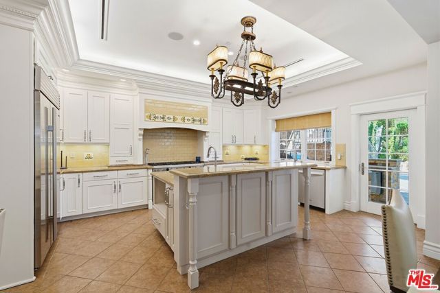 900 Chantilly Road, Los Angeles, CA 90077