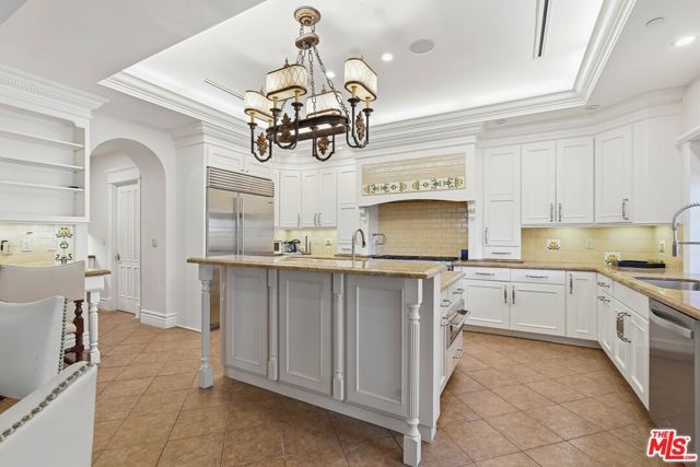 900 Chantilly Road, Los Angeles, CA 90077