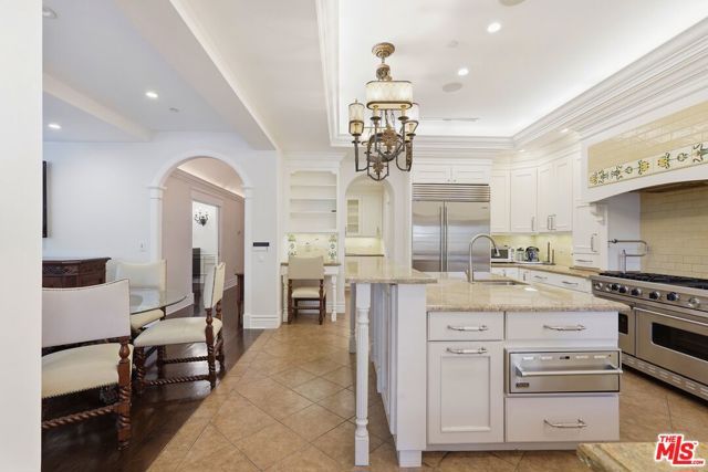 900 Chantilly Road, Los Angeles, CA 90077