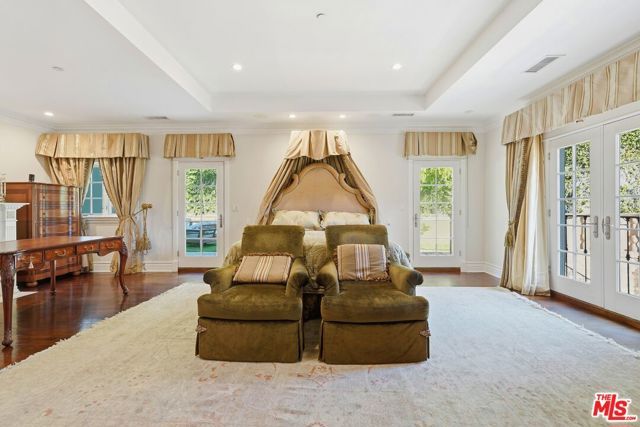 900 Chantilly Road, Los Angeles, CA 90077