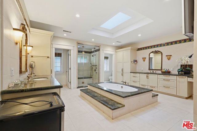 900 Chantilly Road, Los Angeles, CA 90077