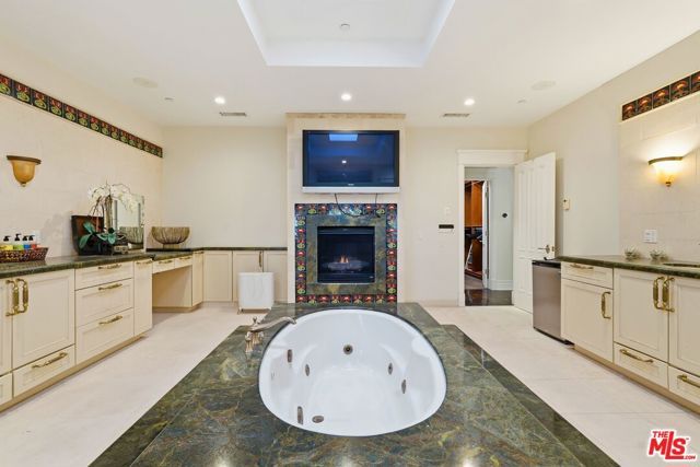 900 Chantilly Road, Los Angeles, CA 90077