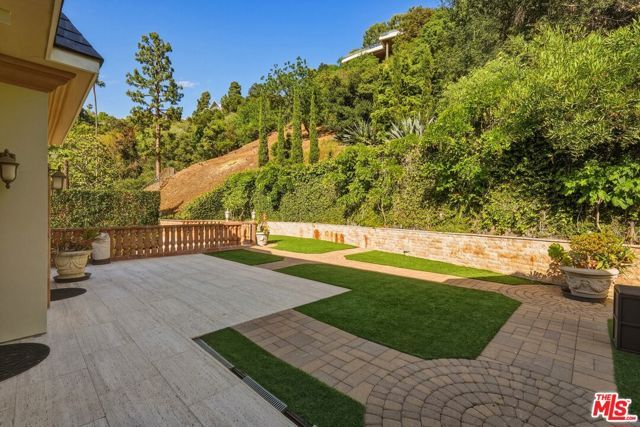 900 Chantilly Road, Los Angeles, CA 90077
