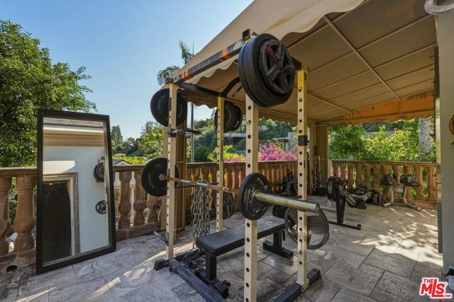 900 Chantilly Road, Los Angeles, CA 90077