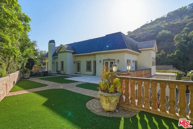 900 Chantilly Road, Los Angeles, CA 90077