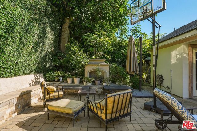 900 Chantilly Road, Los Angeles, CA 90077