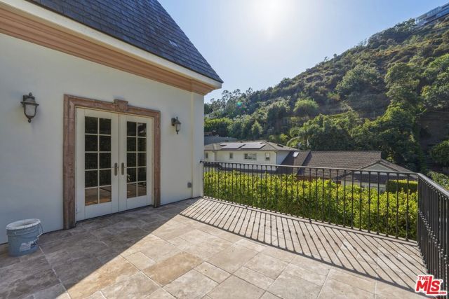 900 Chantilly Road, Los Angeles, CA 90077