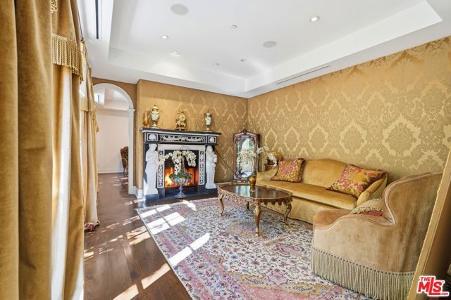 900 Chantilly Road, Los Angeles, CA 90077
