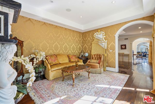 900 Chantilly Road, Los Angeles, CA 90077