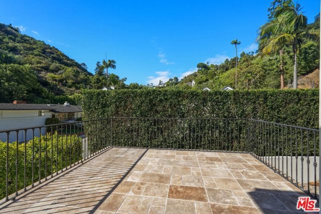 900 Chantilly Road, Los Angeles, CA 90077