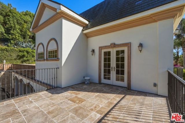 900 Chantilly Road, Los Angeles, CA 90077