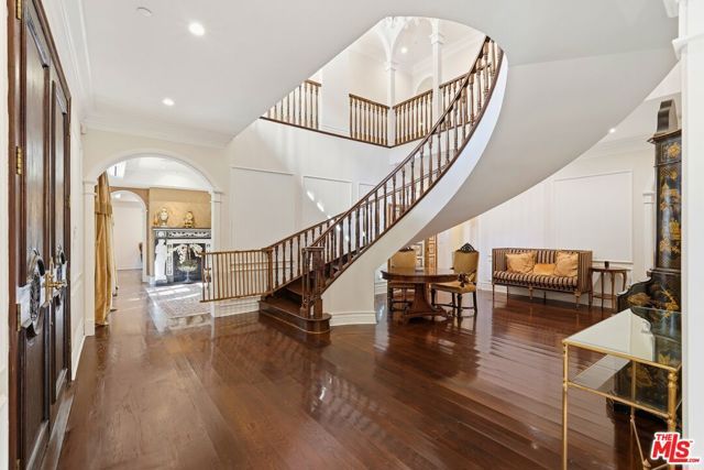 900 Chantilly Road, Los Angeles, CA 90077