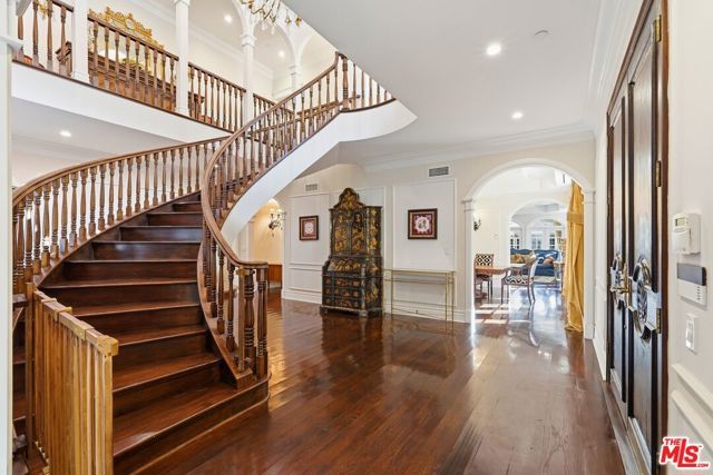 900 Chantilly Road, Los Angeles, CA 90077