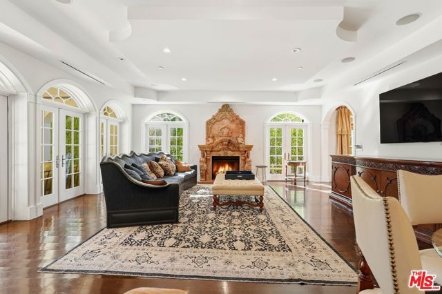 900 Chantilly Road, Los Angeles, CA 90077