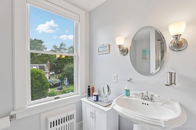 10 Boyd Avenue, Bay Shore, NY 11706