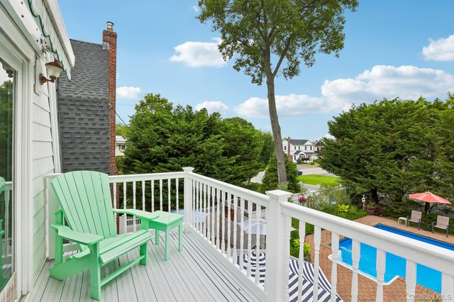 10 Boyd Avenue, Bay Shore, NY 11706