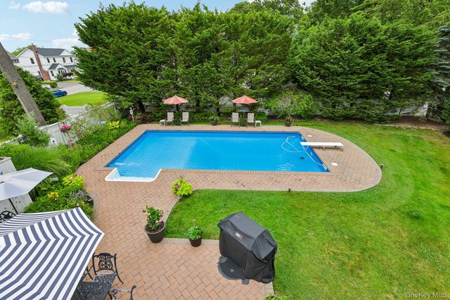 10 Boyd Avenue, Bay Shore, NY 11706
