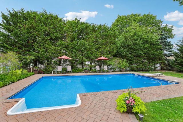10 Boyd Avenue, Bay Shore, NY 11706