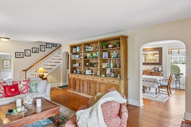 10 Boyd Avenue, Bay Shore, NY 11706