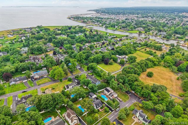 10 Boyd Avenue, Bay Shore, NY 11706