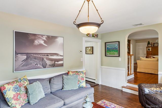 10 Boyd Avenue, Bay Shore, NY 11706