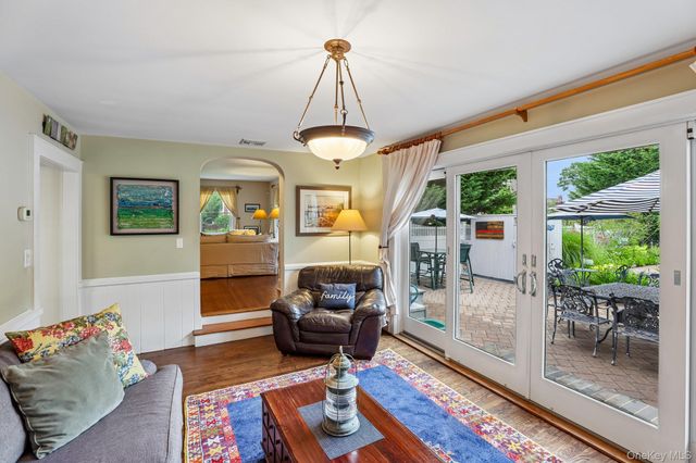 10 Boyd Avenue, Bay Shore, NY 11706