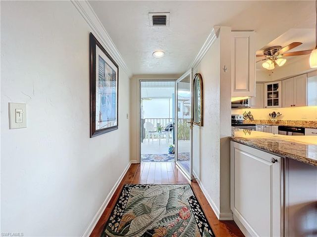 1065 8th ST S # 203, Naples, FL 34102