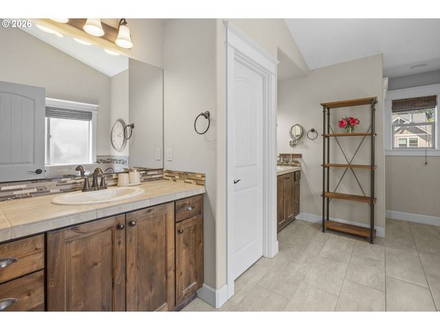 5102 E LONGEST Dr, Newberg, OR 97132