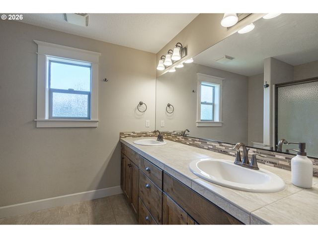 5102 E LONGEST Dr, Newberg, OR 97132