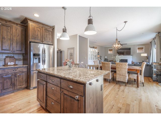 5102 E LONGEST Dr, Newberg, OR 97132