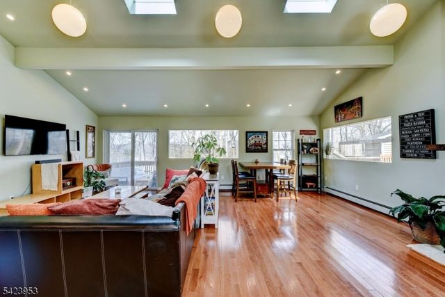 11 Mt Crest Rd, Jefferson Twp., NJ 07438