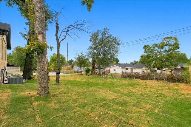 902 N 9th Street, Rogers, AR 72756