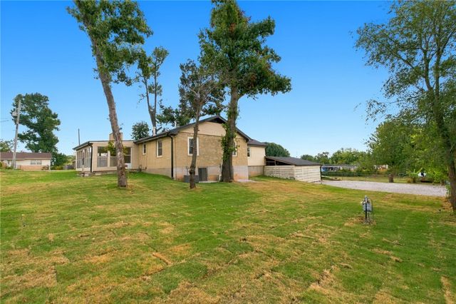 902 N 9th Street, Rogers, AR 72756