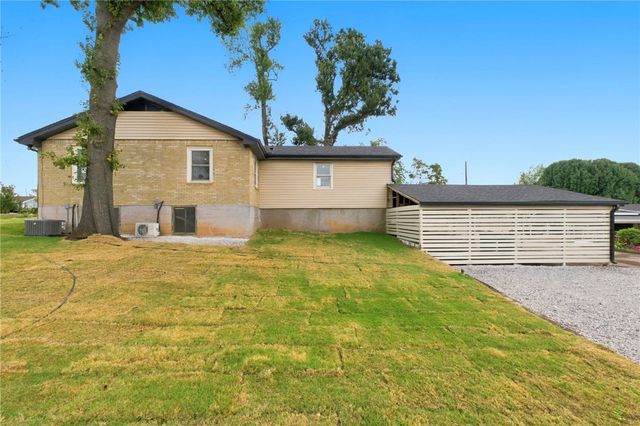 902 N 9th Street, Rogers, AR 72756