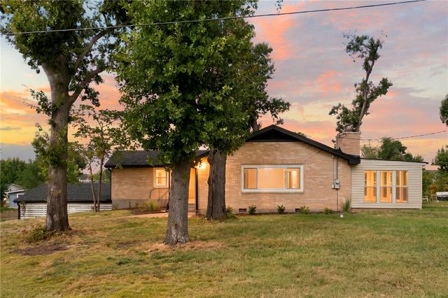 902 N 9th Street, Rogers, AR 72756