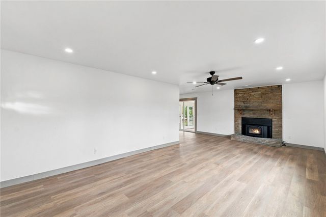 902 N 9th Street, Rogers, AR 72756