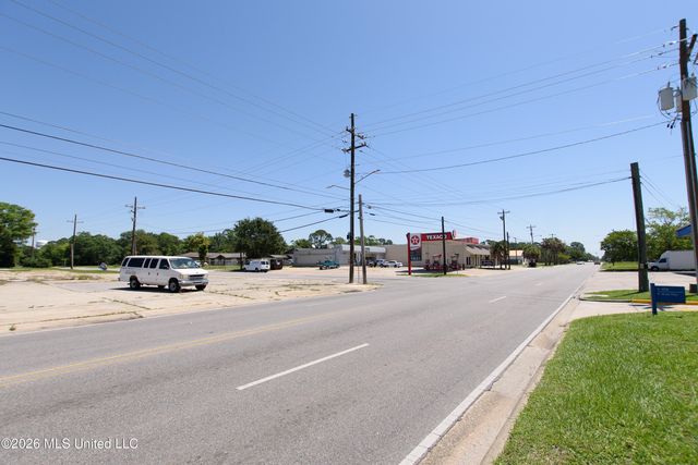 2003 E Chicot Street, Pascagoula, MS 39581