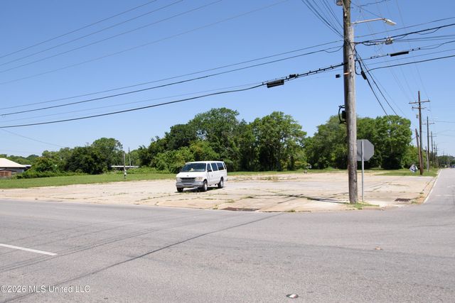 2003 E Chicot Street, Pascagoula, MS 39581
