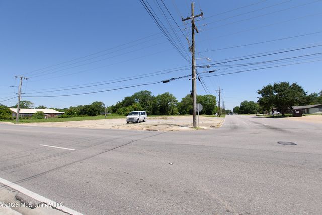 2003 E Chicot Street, Pascagoula, MS 39581