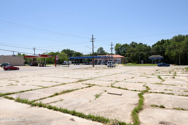 2003 E Chicot Street, Pascagoula, MS 39581