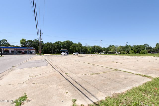 2003 E Chicot Street, Pascagoula, MS 39581