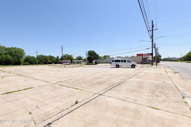 2003 E Chicot Street, Pascagoula, MS 39581